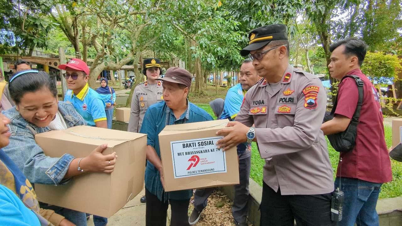 Polres Temanggung Salurkan 160 Paket Bansos di 4 Titik pada Hari Bhayangkara ke-79