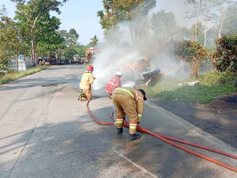 Mobil Pengangkut BBM Eceran di Temanggung Ludes Terbakar, Bikin Panik Warga