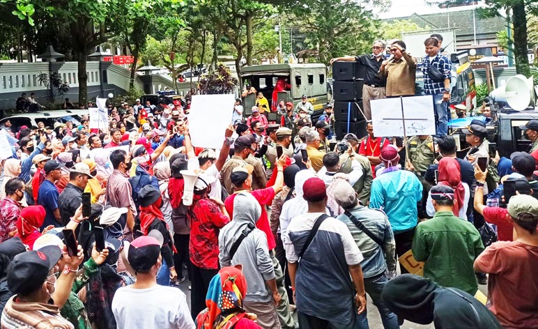 Tak Puas Jawaban Bupati, Massa Pedagang Datangi Kantor DPRD, Ketua Dewan: Kami Bersama Rakyat!