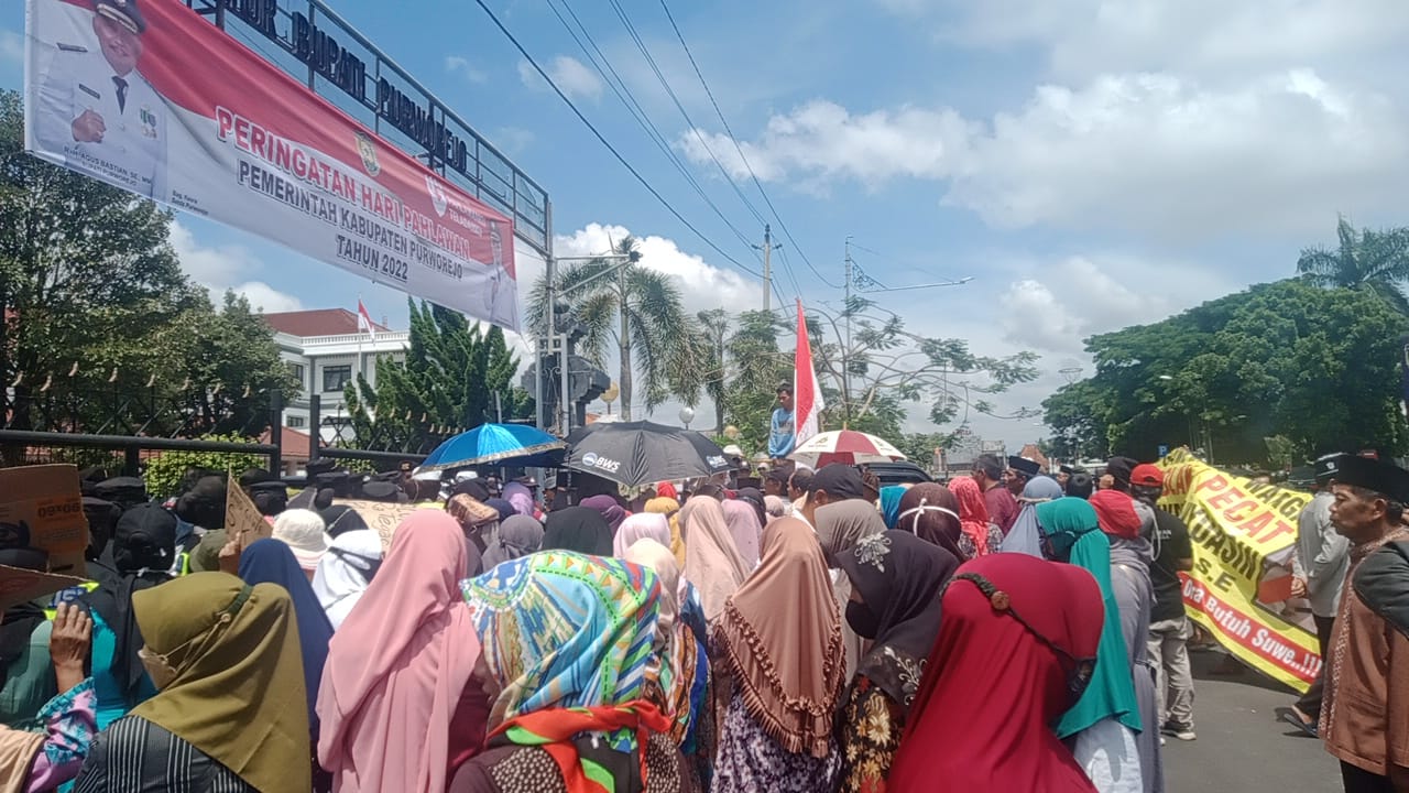 Tuntut Pemberhentian Sekdes Andika Sari Dipercepat, Warga Demo ke Kantor Bupati