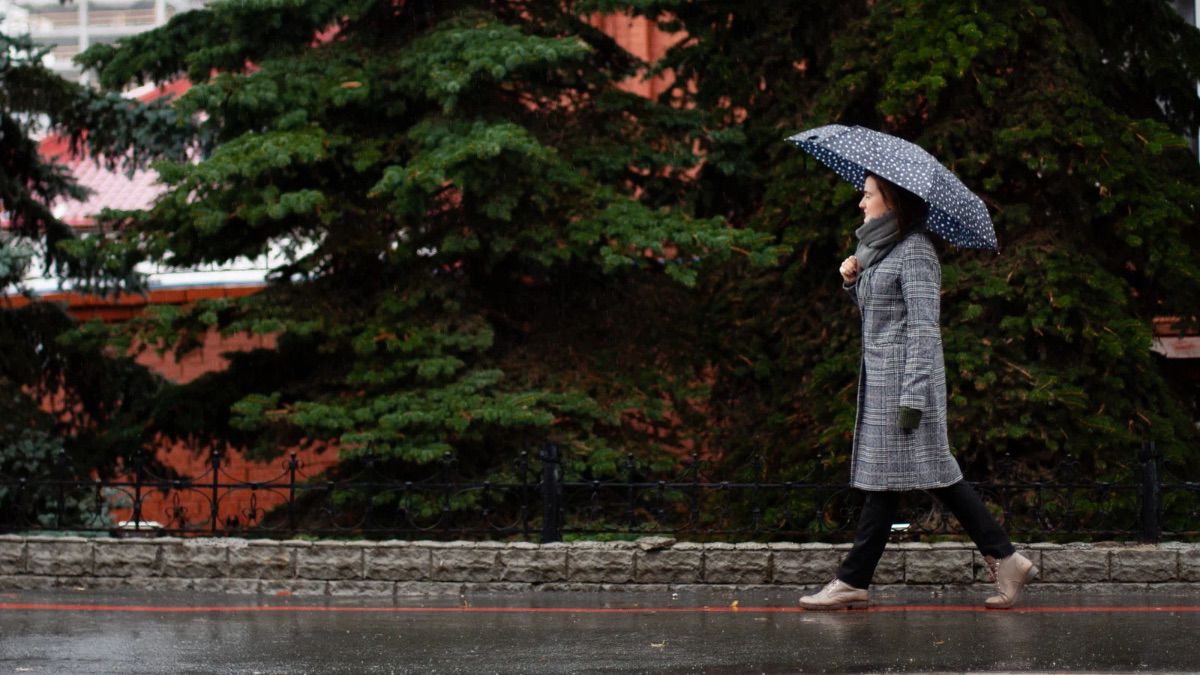 7 Perlengkapan yang Wajib Dibawa di Musim Hujan Agar Nyaman dan Aman