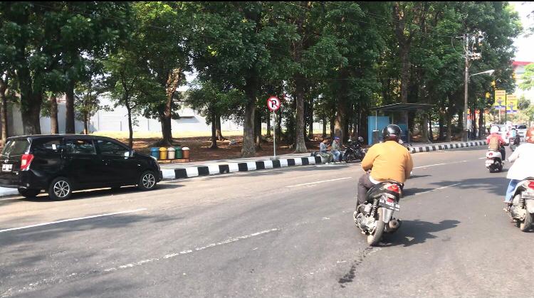 Banyak Kendaraan Asal Parkir di Halte Taman Bahagia, Ini Sanksi Parkir Sembarangan