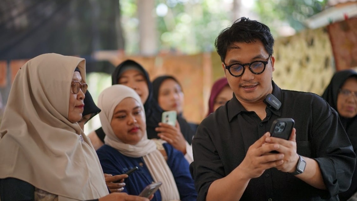 Tingkatkan Penjualan Digital, UMKM Ecoprint Magelang Dilatih Fotografi Smartphone