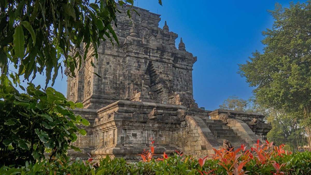 Akhir Tahun Isi Liburan dengan Jelajah Peninggalan Kerajaan Mataram Kuno di Candi Mendut Magelang