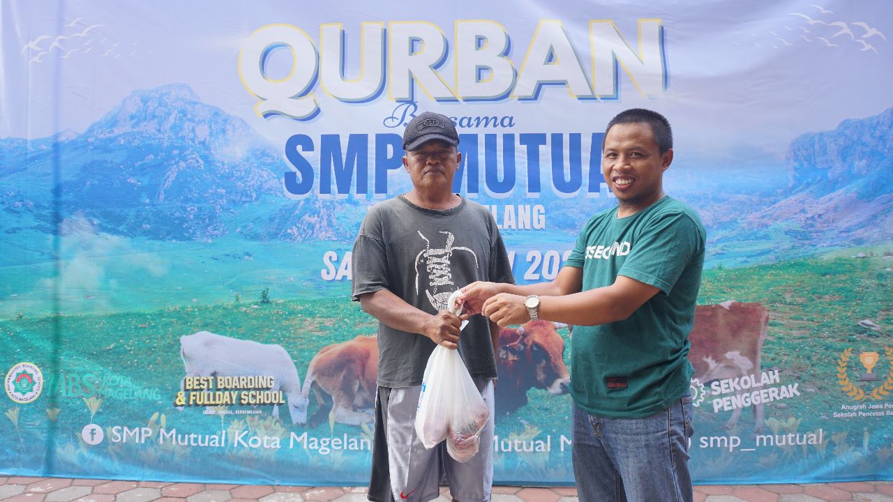 SMP Mutual Bagikan 350 Paket Daging Kurban ke Lingkungan Sekolah