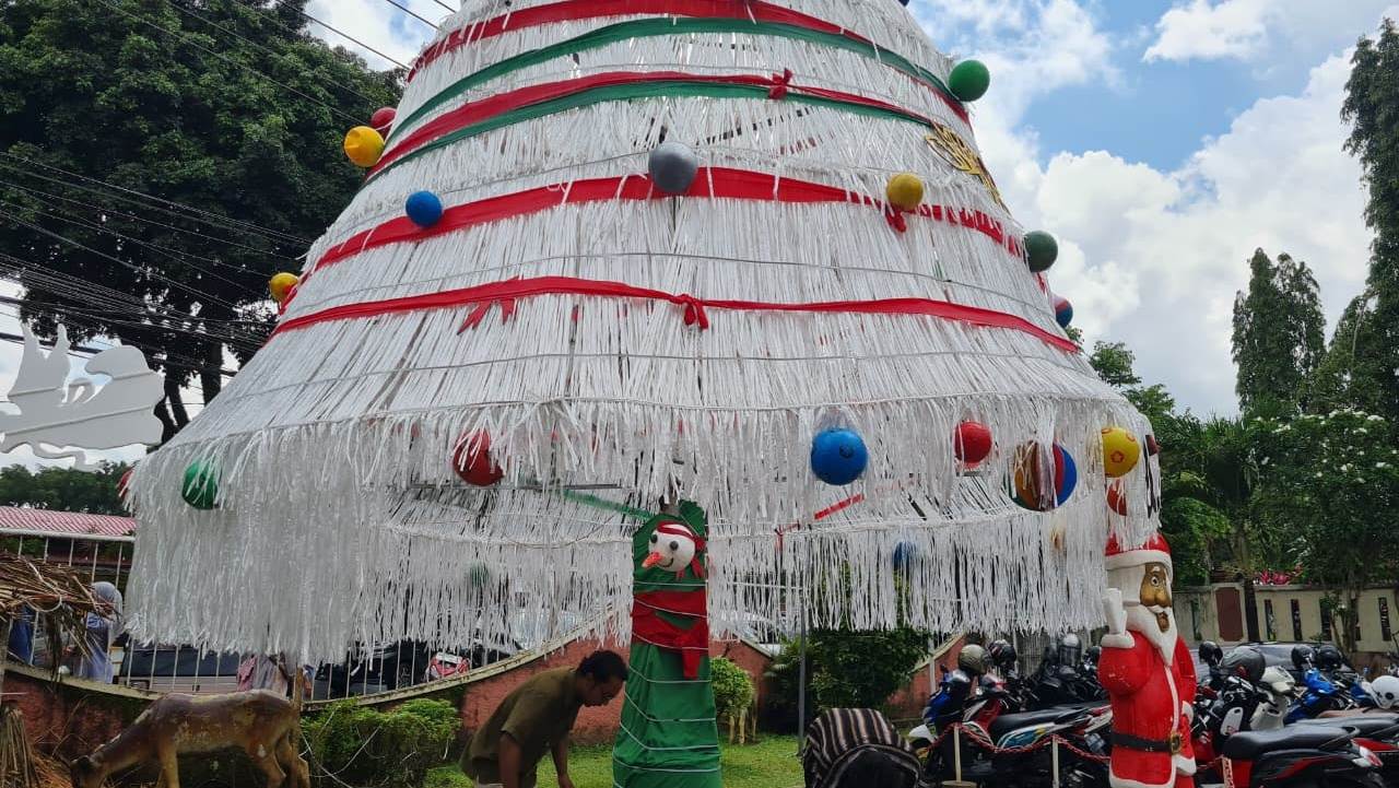 Pohon Natal Raksasa di Alun-alun Kota Magelang Habiskan 35 Kg Tali Rafia