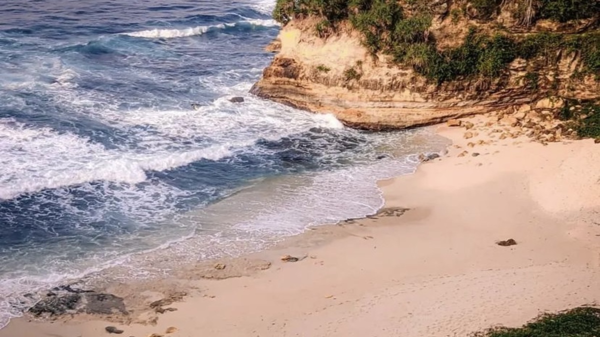 Pantai Karang Payung Wonogiri, Surga Tersembunyi yang Menyimpan Keindahan Lukisan Alam yang Menakjubkan!