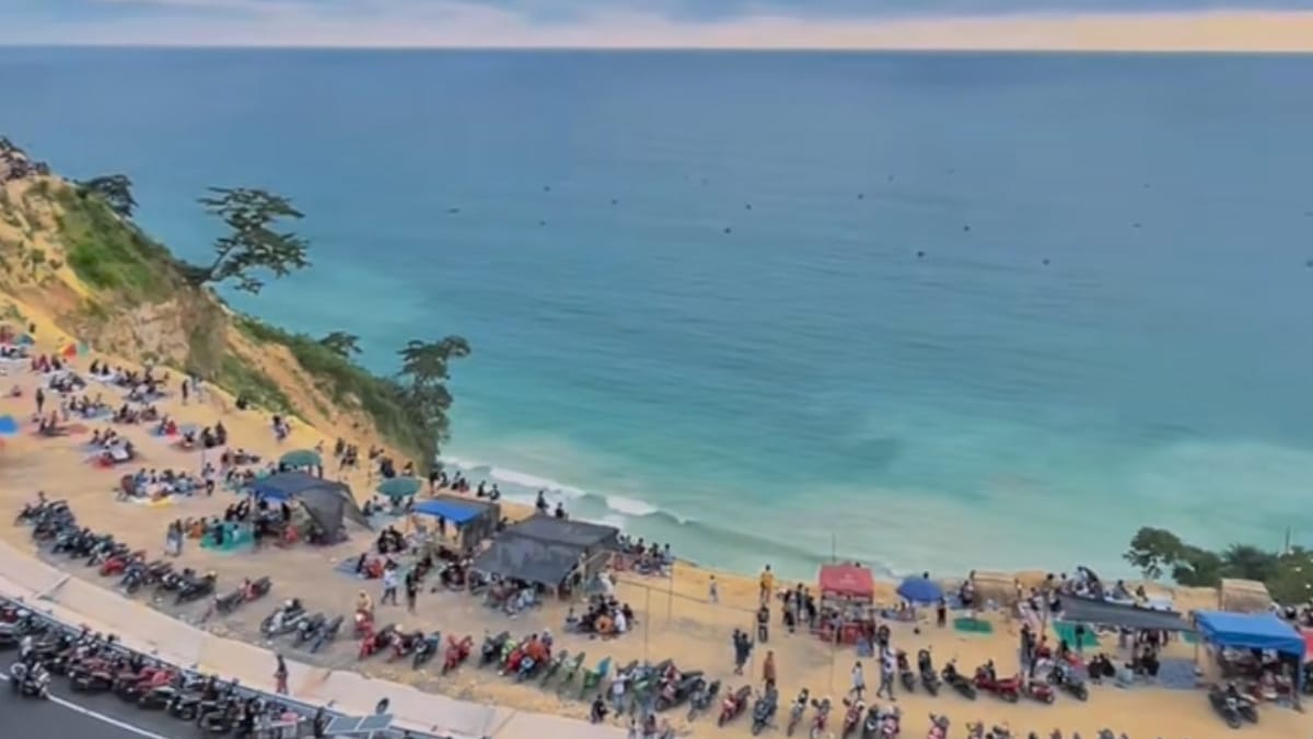 Viral! View Pantai Cantik Di Pinggir Jalan Tulungagung-Trenggalek Ramai Diserbu Wisatawan 