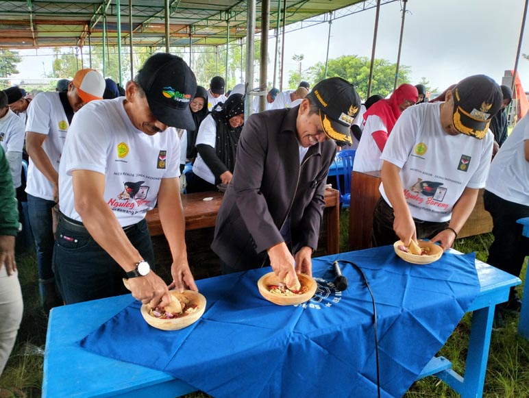 600 Petani Asal 5 Kecamatan di Wonosobo Ikut Ngulek Sambel Bawang Serentak