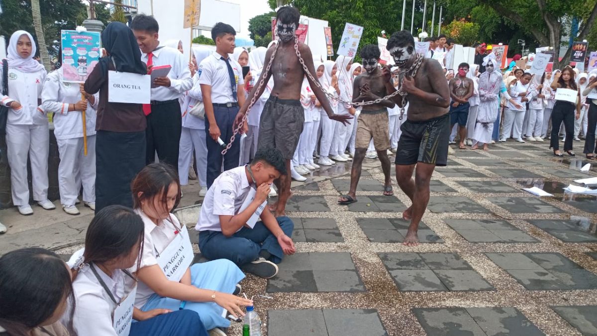 Aksi Teatrikal Ratusan Siswa SMK Citra Medika Kota Magelang Warnai Peringati Hari AIDS