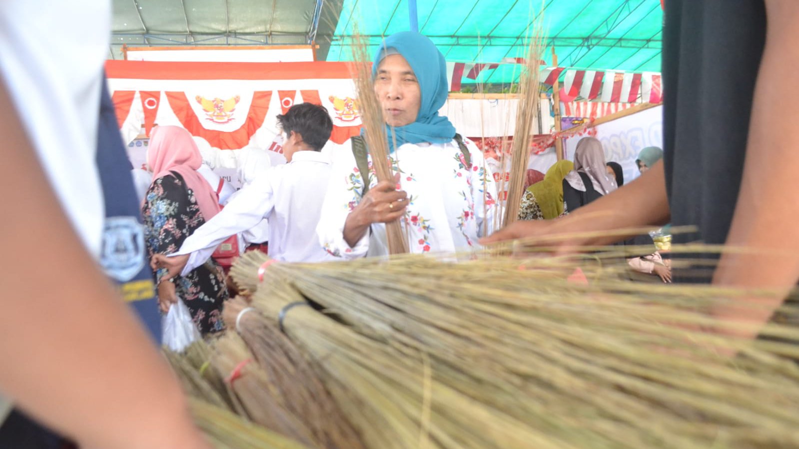 Ribuan Warga di Magelang Berburu Sapu Lidi Khas Lereng Merapi di Pameran Eksposisi Srumbung