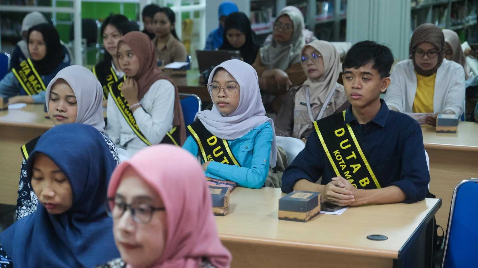 Penulis Ternama JS Khairen, Berbagi Tips di Hari Kunjung Perpustakaan Kota Magelang