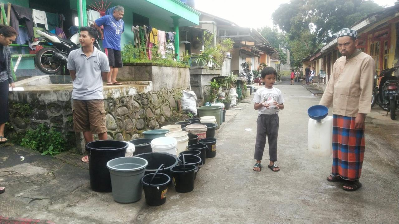 Gegara Longsor, Warga Desa Pagergunung Magelang Terisolasi Air Bersih