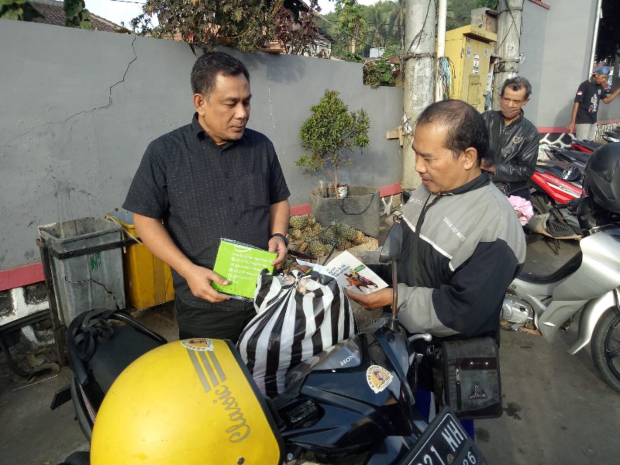 BP Jamsostek Magelang Kampanyekan Go Green Lewat Pembagian Tas Ramah Lingkungan di Pasar Gotong Royong