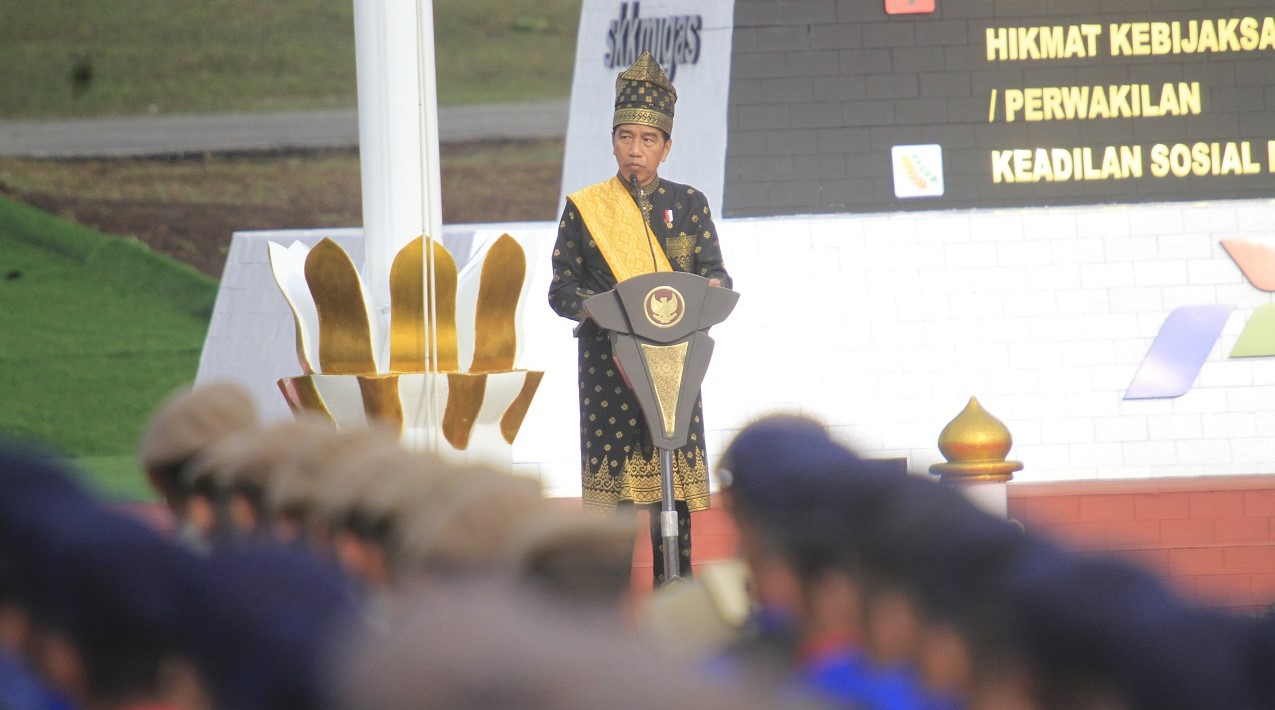 Pimpin Upacara Hari Lahir Pancasila di Lapangan Garuda Pertamina Hulu Rokan, Jokowi Kenakan Pakaian Adat Melay