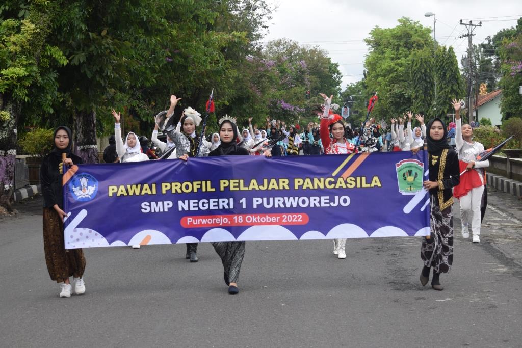 Pawai Profil Pelajar Pancasila Awali Lustrum SMPN 1 Purworejo