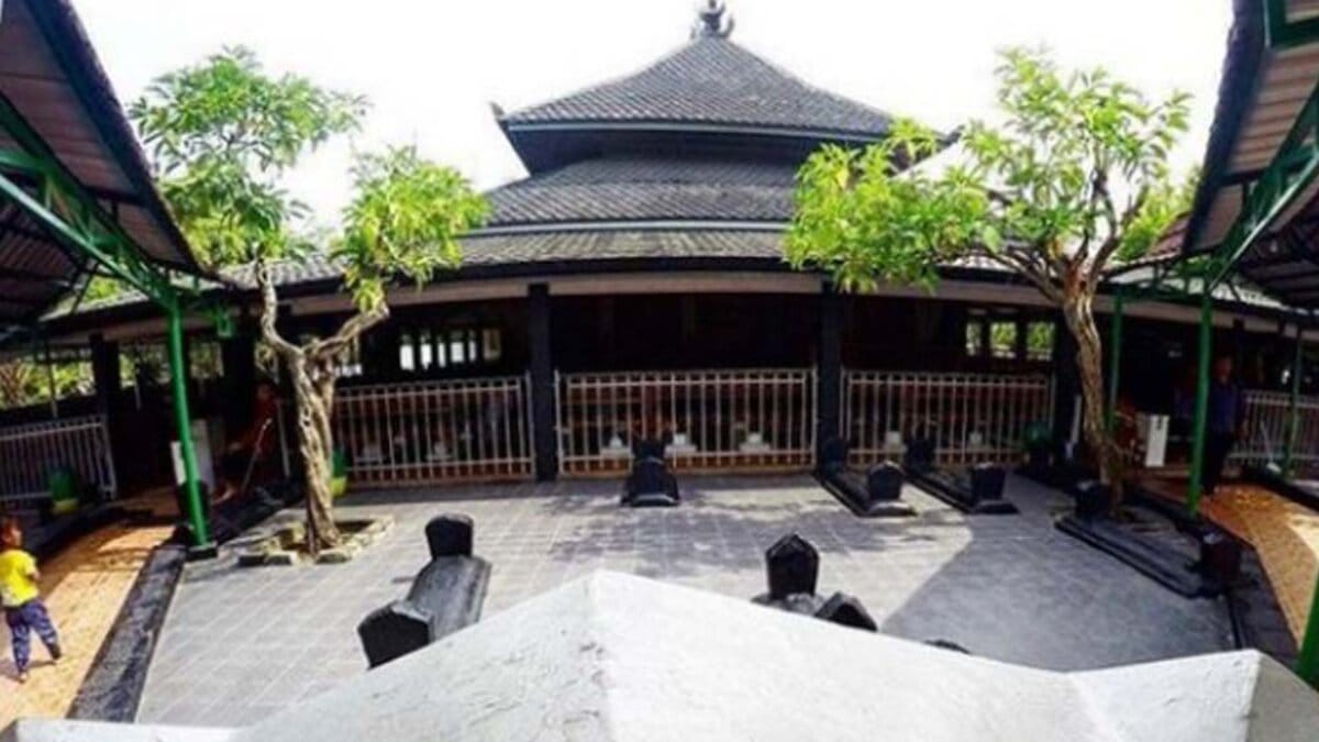 Wisata Religi Makam Sunan Kalijaga di Demak Salah Satu Makam Tokoh Penyebar Islam Di Pulau Jawa