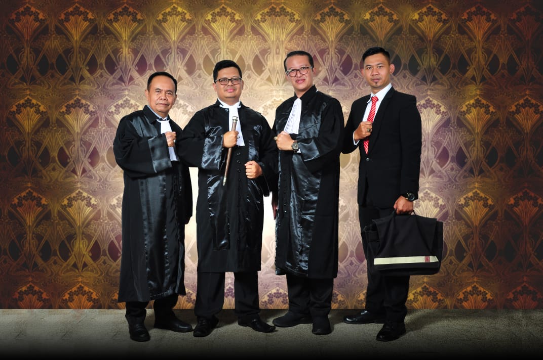 Managing Partners Kantor Hukum Rifai Riwandana Anjas & Partners Raih Penghargaan Trusted Lawyer 2024