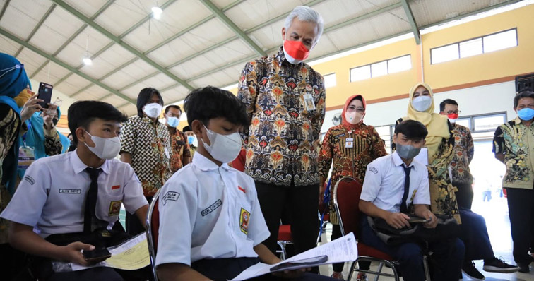 Cek PPDB di Temanggung, Ganjar Minta Orangtua Dampingi Anaknya