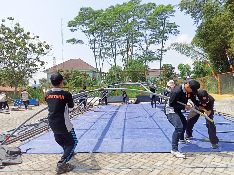 Serunya! Delapan Destana di Temanggung Adu Cepat Pasang Tenda Pengungsian