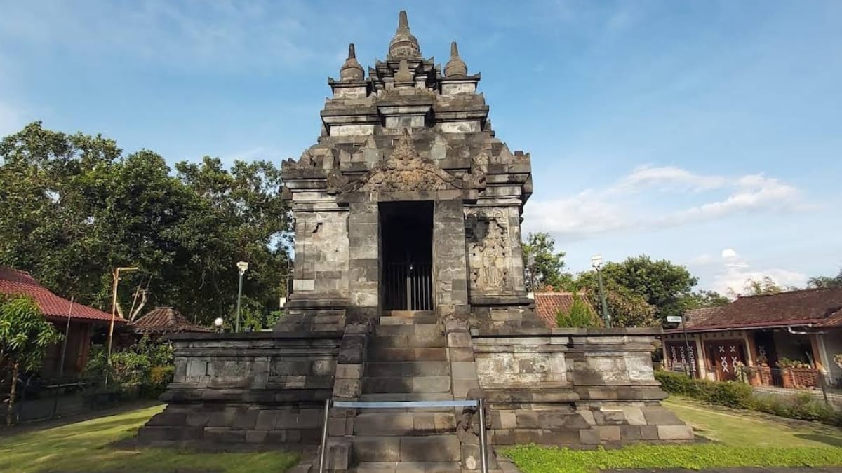 Candi Pawon Candi Mungil Yang Berada Di Dekat Borobudur, Ternyata Berornamen Indah!