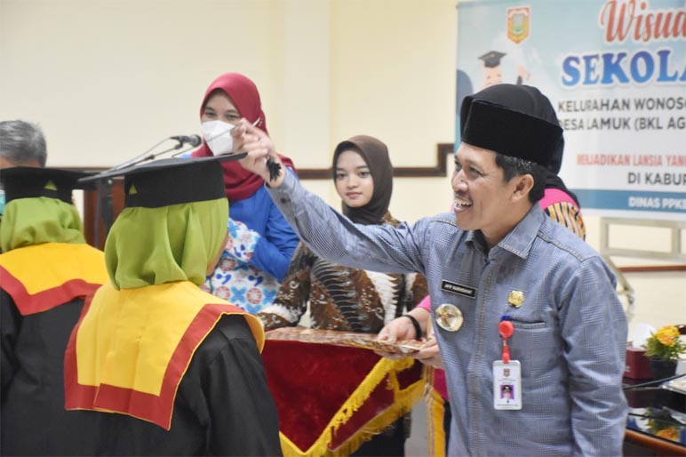 Lulus Sekolah Lansia, 50 Orang di Wonosobo  Jalani Wisuda, Jadi Inspirasi Generasi Muda