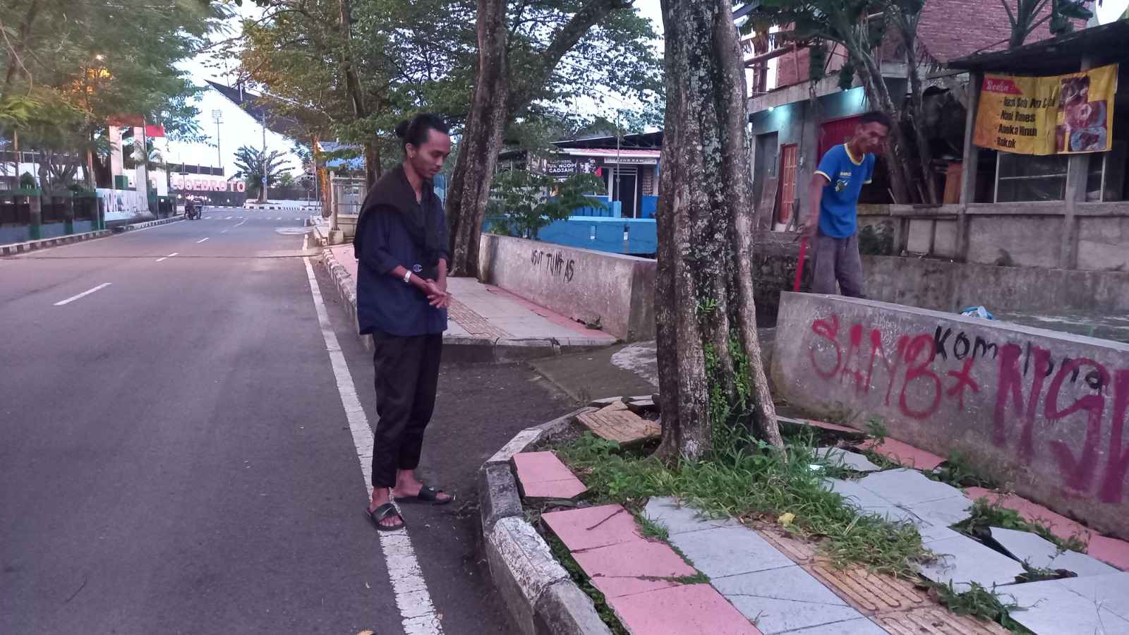 Warga Kota Magelang Keluhkan Kerusakan dan Makin Licinnya Keramik Trotoar