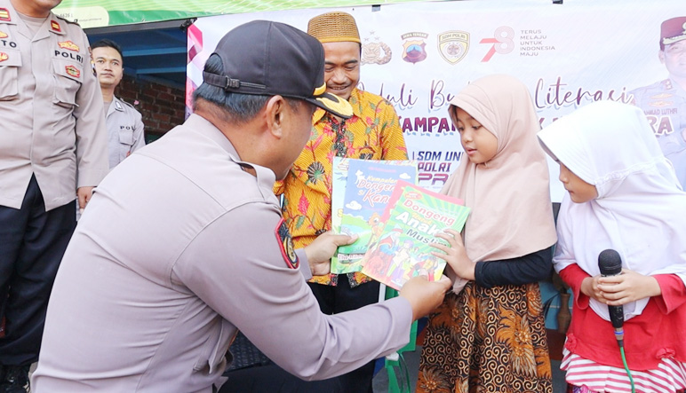 Polres Temanggung Bagikan Ribuan Buku untuk Anak