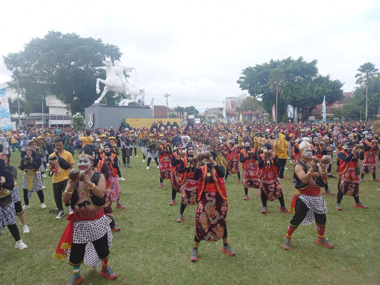 Hari Bhayangkara ke-77 Kota Magelang: Menari Sluku-Sluku Batok Pecahkan Rekor Dunia