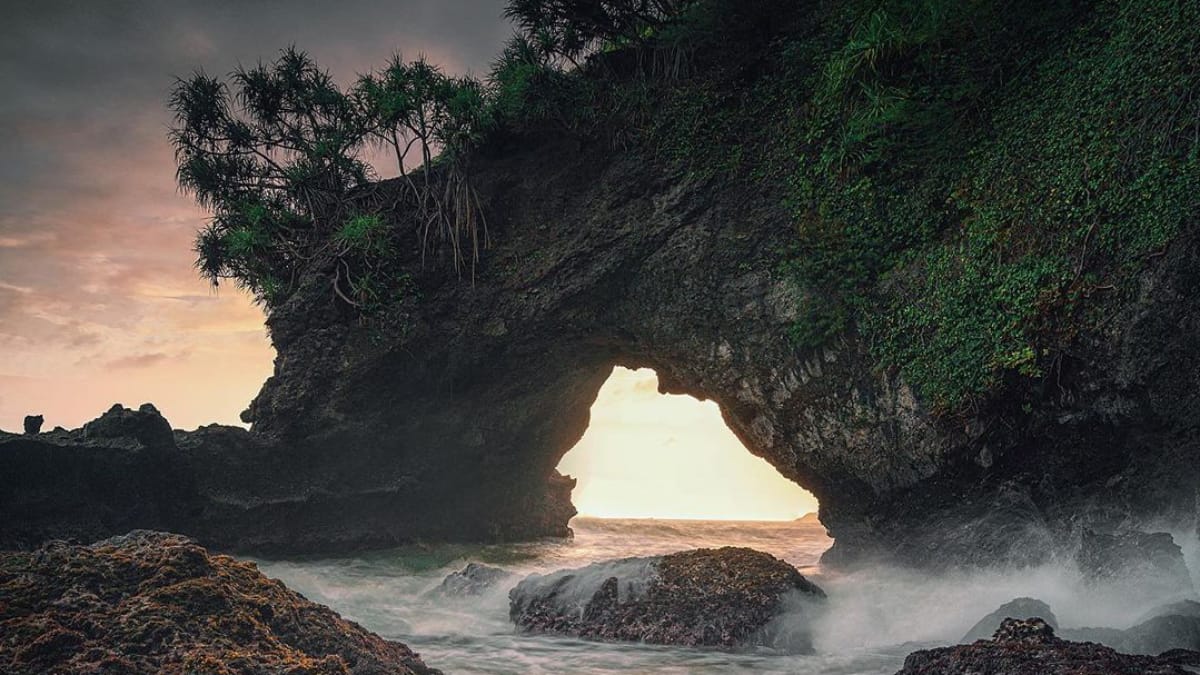 Punya Bukit Karang Yang Bolong! Pantai Karang Bolong Kebumen Jadi Rekomendasi Wisata Untuk Berlibur