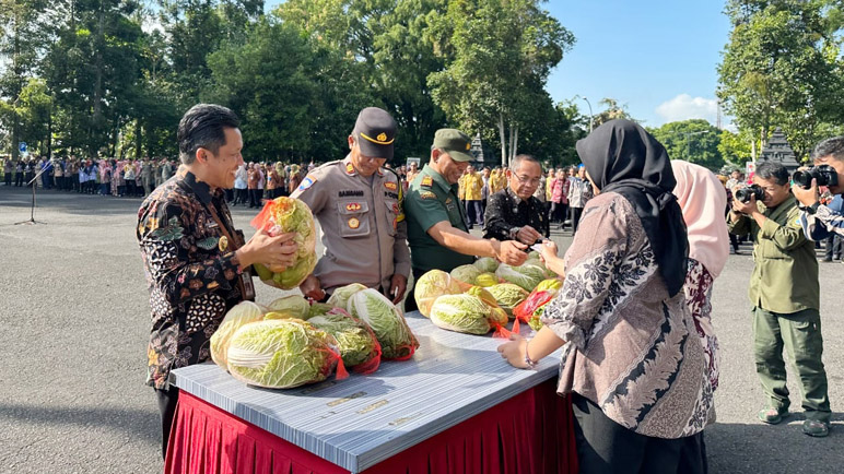 Pemkab Wonosobo Bantu Jual Sayur Paket Senilai Rp10 Ribu