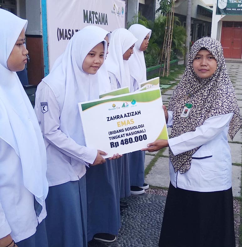 Puluhan Siswa MA Berjan Ini Terima Beasiswa Karena Mampu Mengharumkan Nama Madrasah