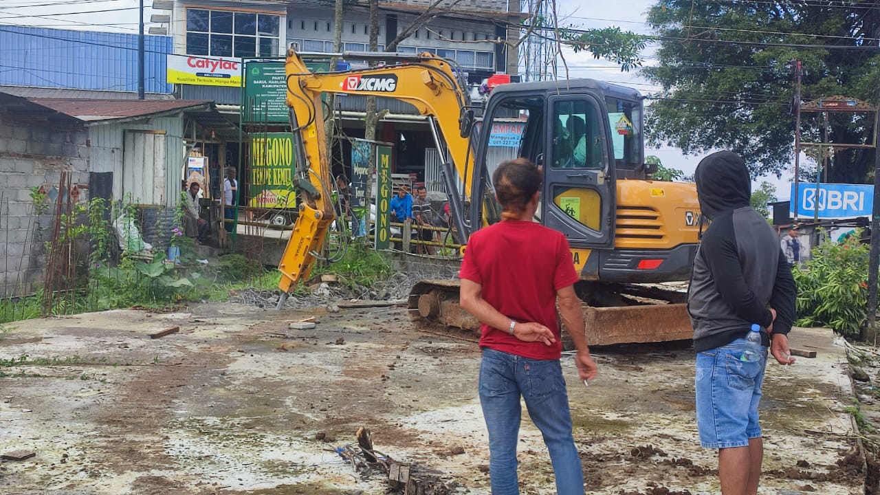 Bangunan Liar di Atas Wanganaji Wonosobo Dibongkar Pemiliknya Sendiri