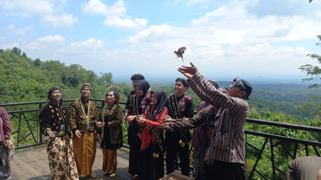 Jaga Kelestarian, Warga Punthuk Setumbu Magelang Gelar Tradisi Sedekah Bumi