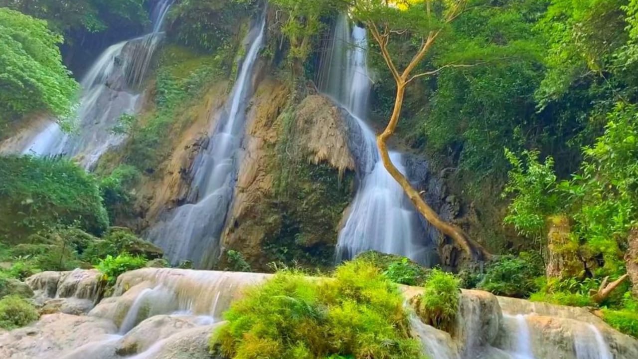 Indahnya Air Terjun Sri Gethuk Yogyakarta yang di kelilingi Tebing Karst dan Vegetasi Hijau yang Tampak  Asri