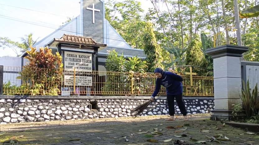 Warga Lintas Agama di Purworejo Kompak Kerja Bakti Sambut Natal 2025 dan Tahun Baru