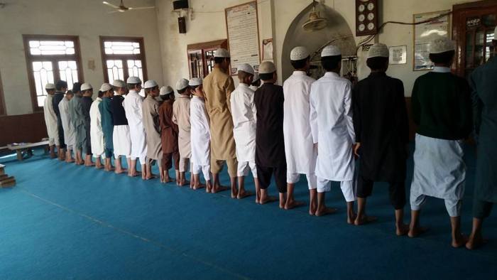 Catatan Penting Tentang Merapatkan Shaf Shalat yang Diremehkan Umat Muslim