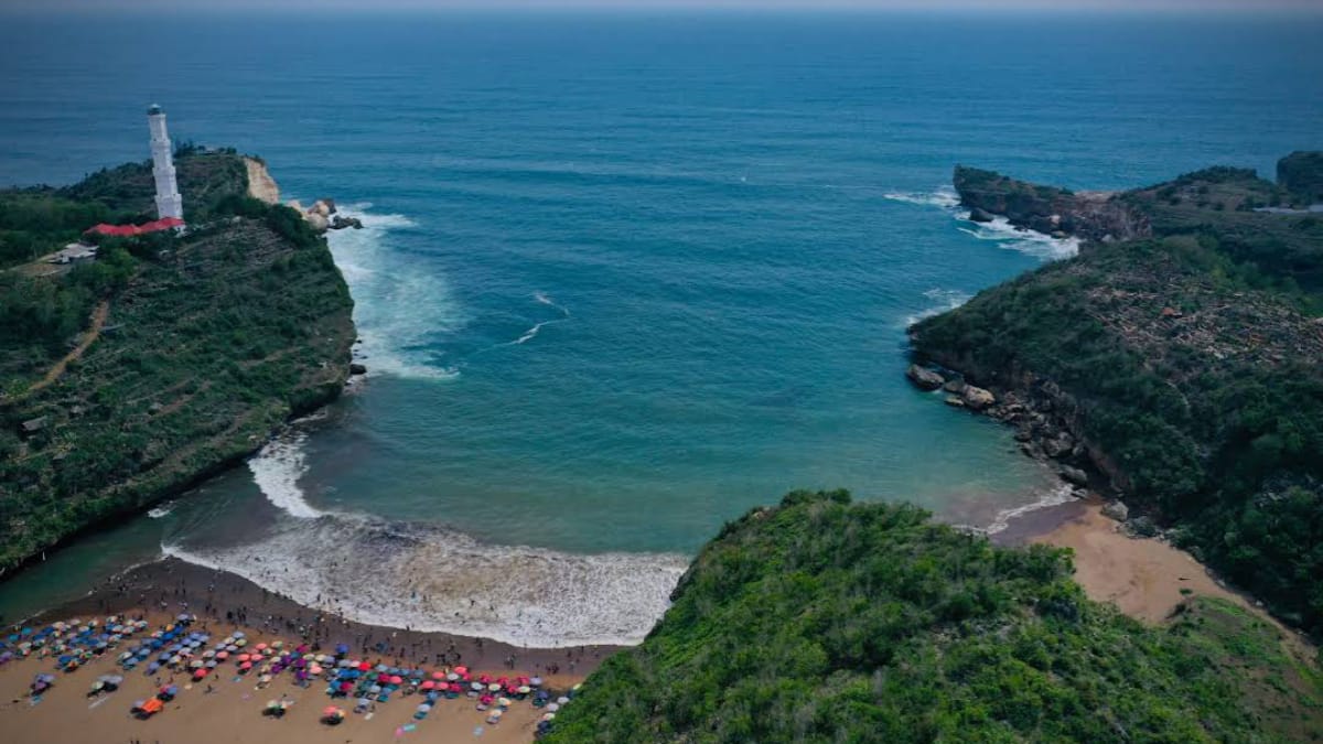 Unik! Wisata Pantai Jogja Ini Menawarkan Sensasi Melihat Keindahan Pantai dari Mercusuar