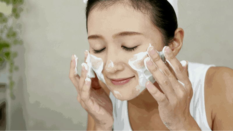 5 Tips Kulit Glowing Selama Musim Panas, Pakai Sunscreen Ini Biar Bye Bye Kulit Gelap