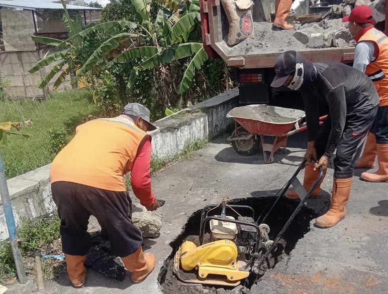 Hati-hati! Jalan Belakang Kampus Untidar Ambles