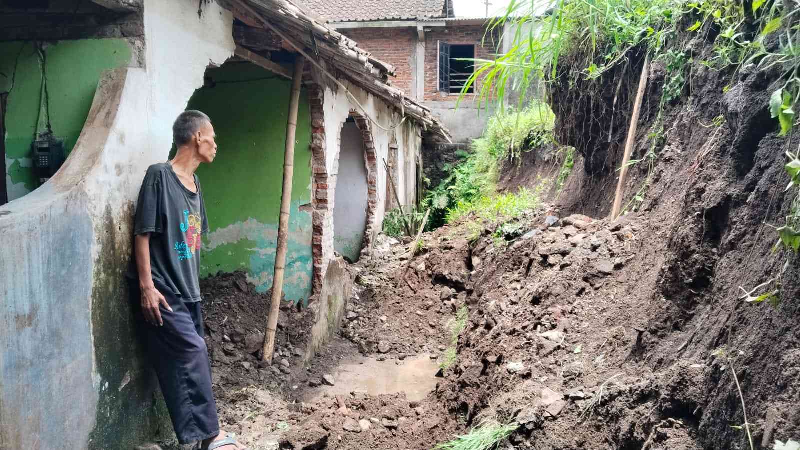 Hujan Deras Picu Longsor di Krajan 1 Secang, Rumah Warga Ambruk dan Alami Kerugian Rp20 Juta