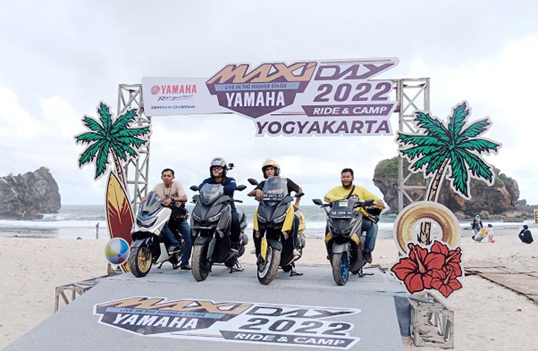 Maxi Yamaha Day 2022: Seluruh Peserta Larut dalam Kekeluargaan di Pantai Jungwok Gunungkidul