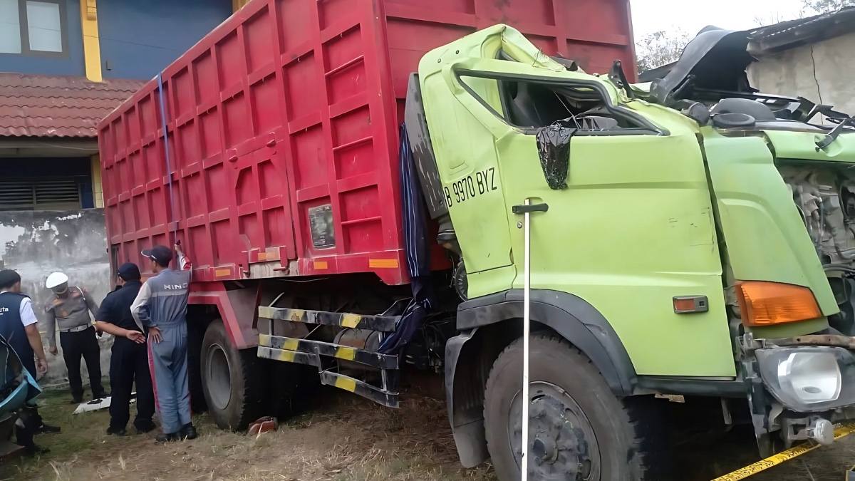 Truk Muatan Batu Terguling di Bandongan, Pengendara Dihimbau Waspada
