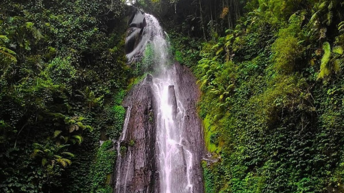 Berada Di Bawah Lautan Awan, Pesona Air Terjun Sikencling Magelang yang Memanjakan Mata