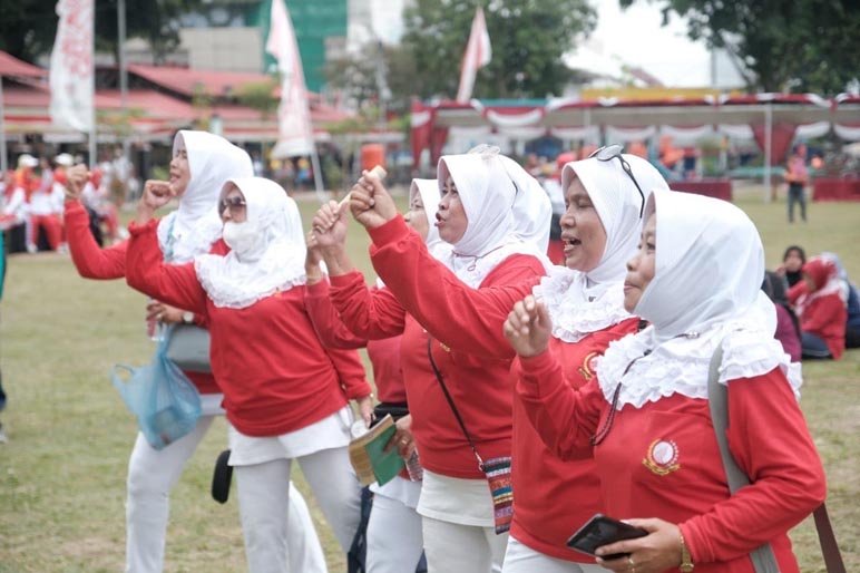 Keceriaan Ribuan Lansia Ikuti Senam Bersama di Alun-alun Magelang 