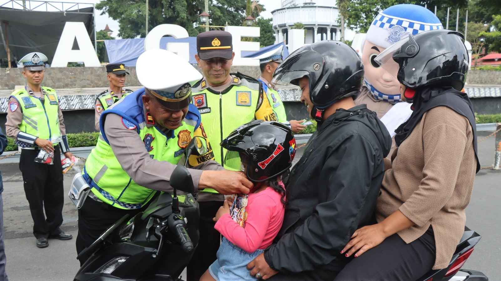 Operasi Zebra 2025, Polres Magelang Kota Berikan Helm ke Pengguna Jalan