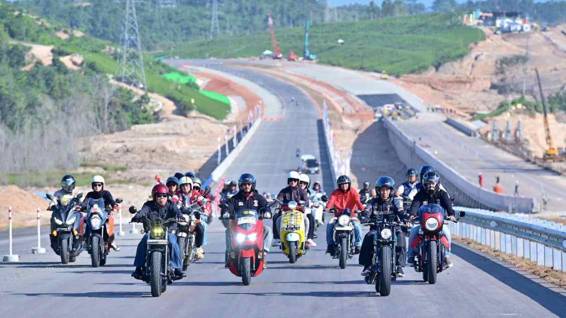 Jokowi Naik Motor Gede Jajal Jalan Tol Baru di IKN Bareng Raffi Ahmad