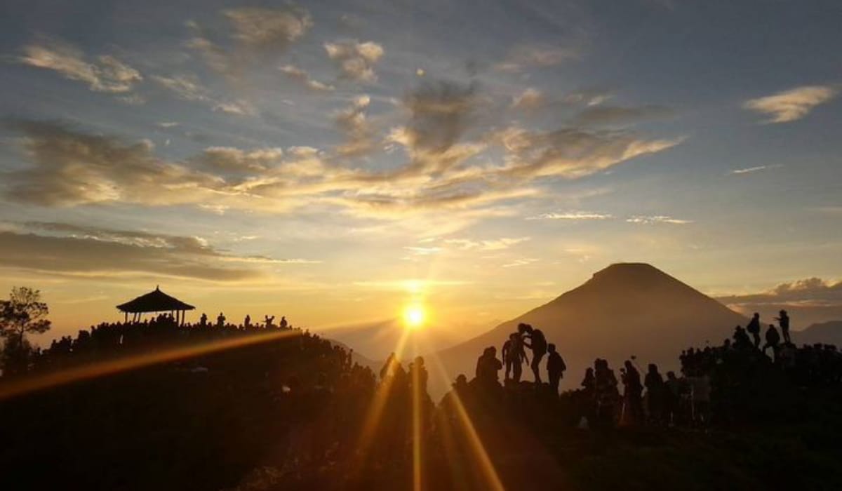 Ini Dia Keindahan Alam yang Hanya Bisa Kamu Saksikan Dari Puncak Sikunir Dieng