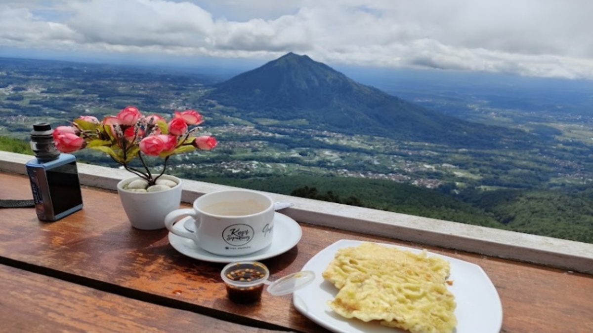 Inggil Cafe Telomoyo Magelang, Sensasi Ngopi Dari Atas Pegunungan 