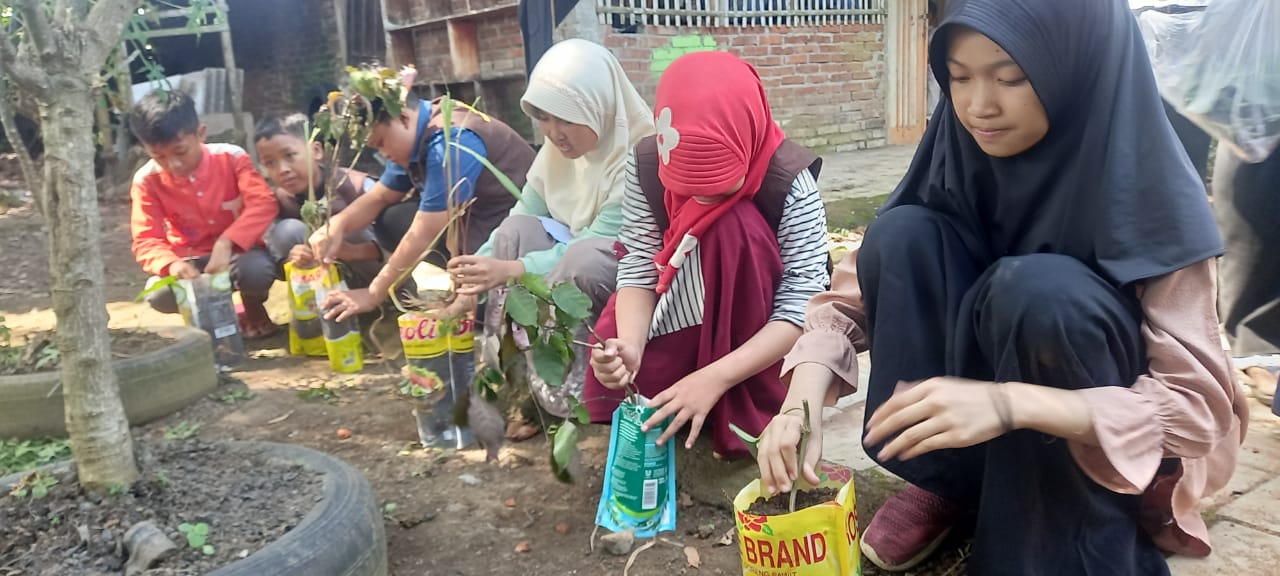 Momen Hari Lingkungan Hidup Sedunia, Siswa SDIT Alam Secang Magelang Tanam Empon-Empon Obat